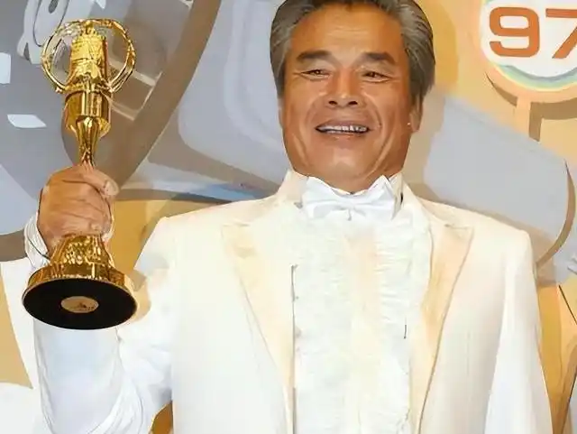 七旬富豪与六妻同屋，每月豪掷7万零花，今又迎娶小娇妻