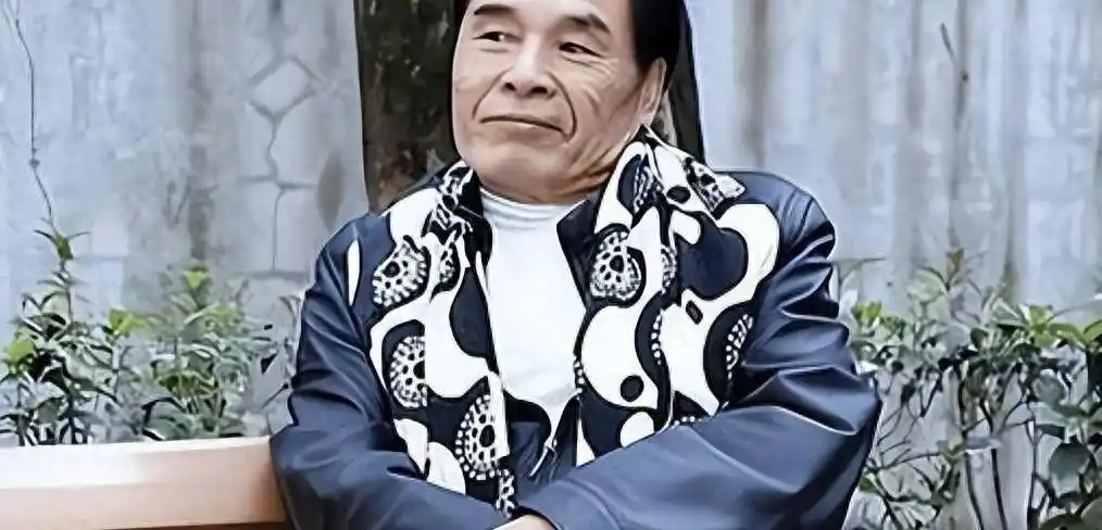 七旬富豪与六妻同屋，每月豪掷7万零花，今又迎娶小娇妻