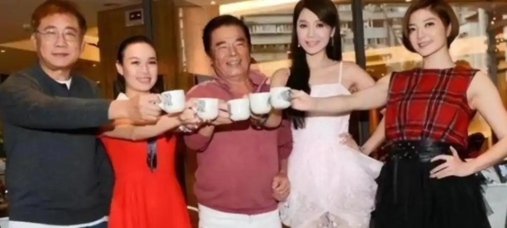 七旬富豪与六妻同屋，每月豪掷7万零花，今又迎娶小娇妻