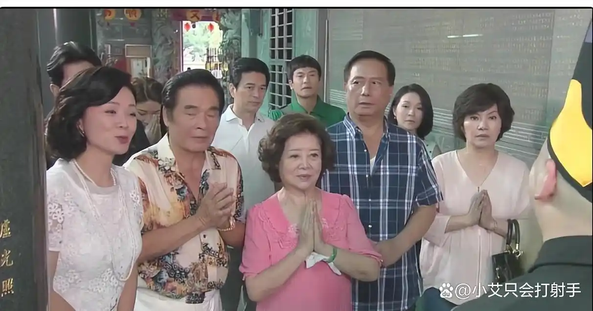 “6个老婆”同住一屋，每月人均7万零花钱，71岁又娶第7房娇妻