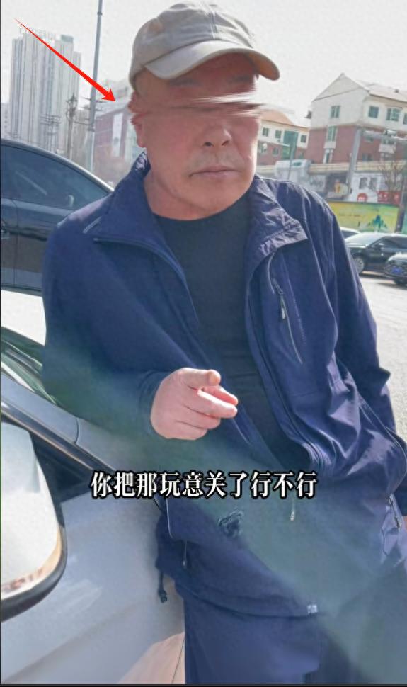 宝马司机外地被碰瓷后续：老头叫多人围堵，车主发声，知情人爆料