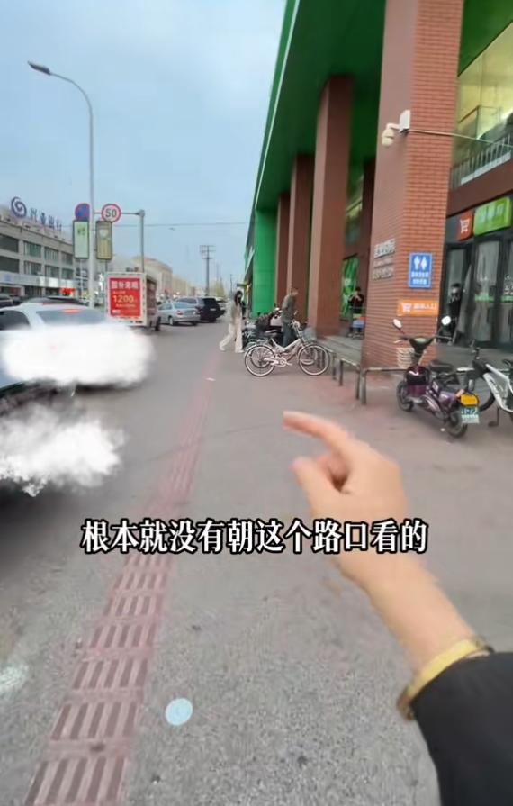 宝马司机外地被碰瓷后续：老头叫多人围堵，车主发声，知情人爆料