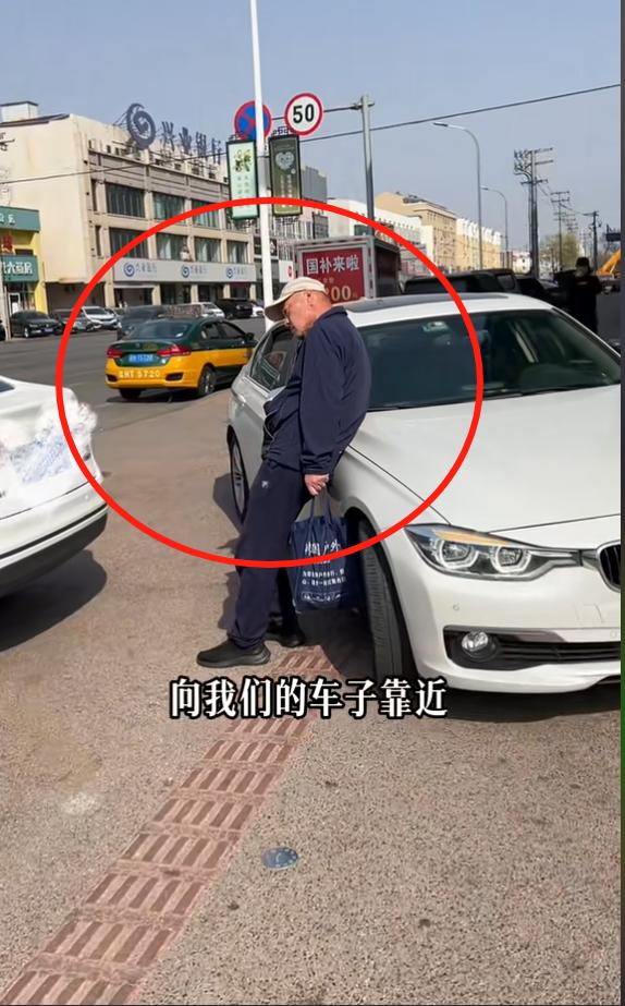 宝马司机外地被碰瓷后续：老头叫多人围堵，车主发声，知情人爆料