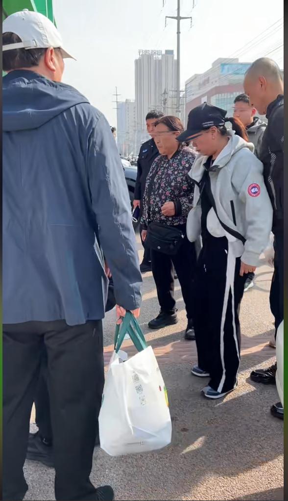 宝马司机外地被碰瓷后续：老头叫多人围堵，车主发声，知情人爆料