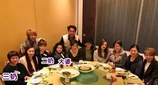 “6个老婆”同住一屋，每人每月7万零花钱，71岁又娶第七房小娇妻