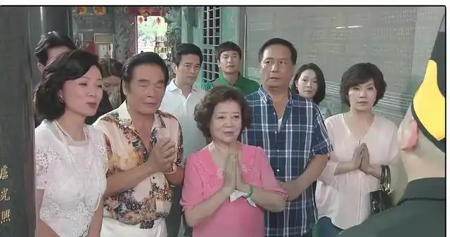 “6个老婆”同住一屋，每人每月7万零花钱，71岁又娶第七房小娇妻