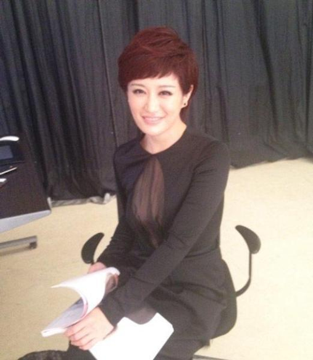 央视财经频道"地震" 谁是被带走的女主播?