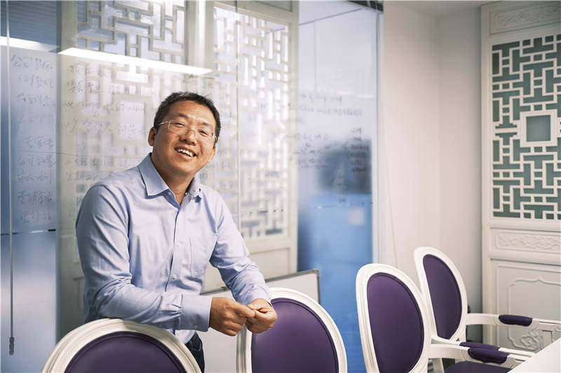 从默默无闻的修理工到坐拥千万粉丝的抖音网红，受益于短视频红利期的普通人，如何实现持续增长？