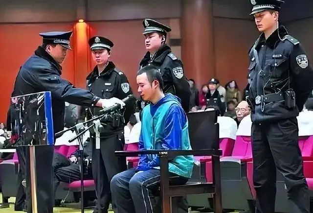 大学生药家鑫被判死刑，想捐出眼角膜，父亲拒绝：你把罪恶都带走