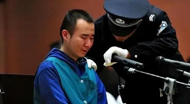 大学生药家鑫被判死刑，想捐出眼角膜，父亲拒绝：你把罪恶都带走