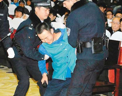 回顾怯懦少年药家鑫的“毁灭史”，经历的家庭教育，比你想得更糟糕