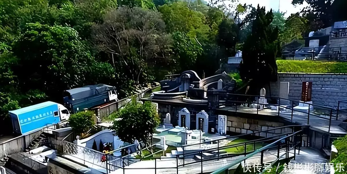 赌王何鸿燊去世一年才下葬，不是因为风水，而是与李嘉诚妻子有关