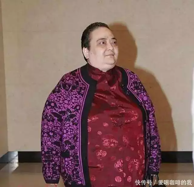 盘点赌王何鸿燊的17个子女及现状，大房最惨，二房成最大赢家！