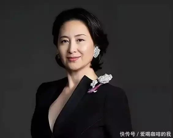 盘点赌王何鸿燊的17个子女及现状，大房最惨，二房成最大赢家！