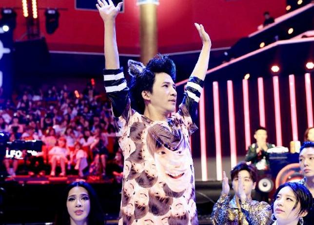 身陷“抄袭”风波之后，大张伟在《盖世英雄》上又放大招唱神曲