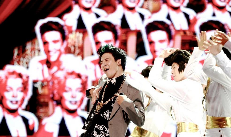 身陷“抄袭”风波之后，大张伟在《盖世英雄》上又放大招唱神曲