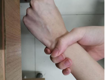 男生按女生手腕并扑倒代表什么心理 为什么男生都喜欢按着女生手腕