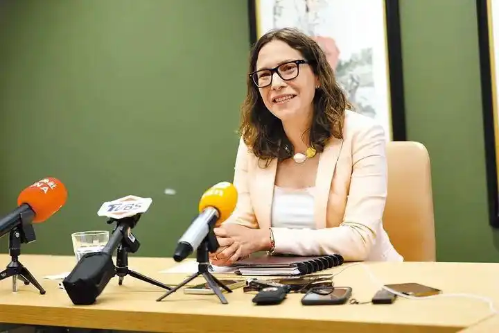 蔡英文当众献媚，还拉着他们仨……