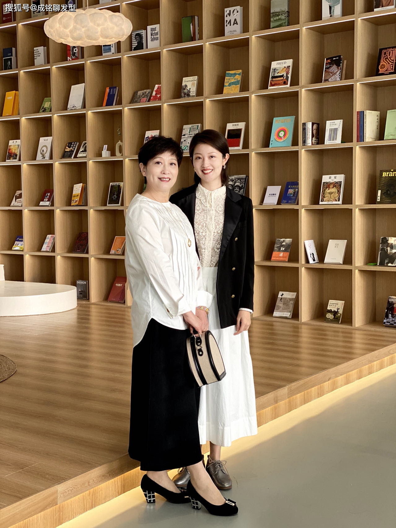 女人过了60岁别总穿裤子，试试洋气百搭的裙子，减龄舒服又时髦