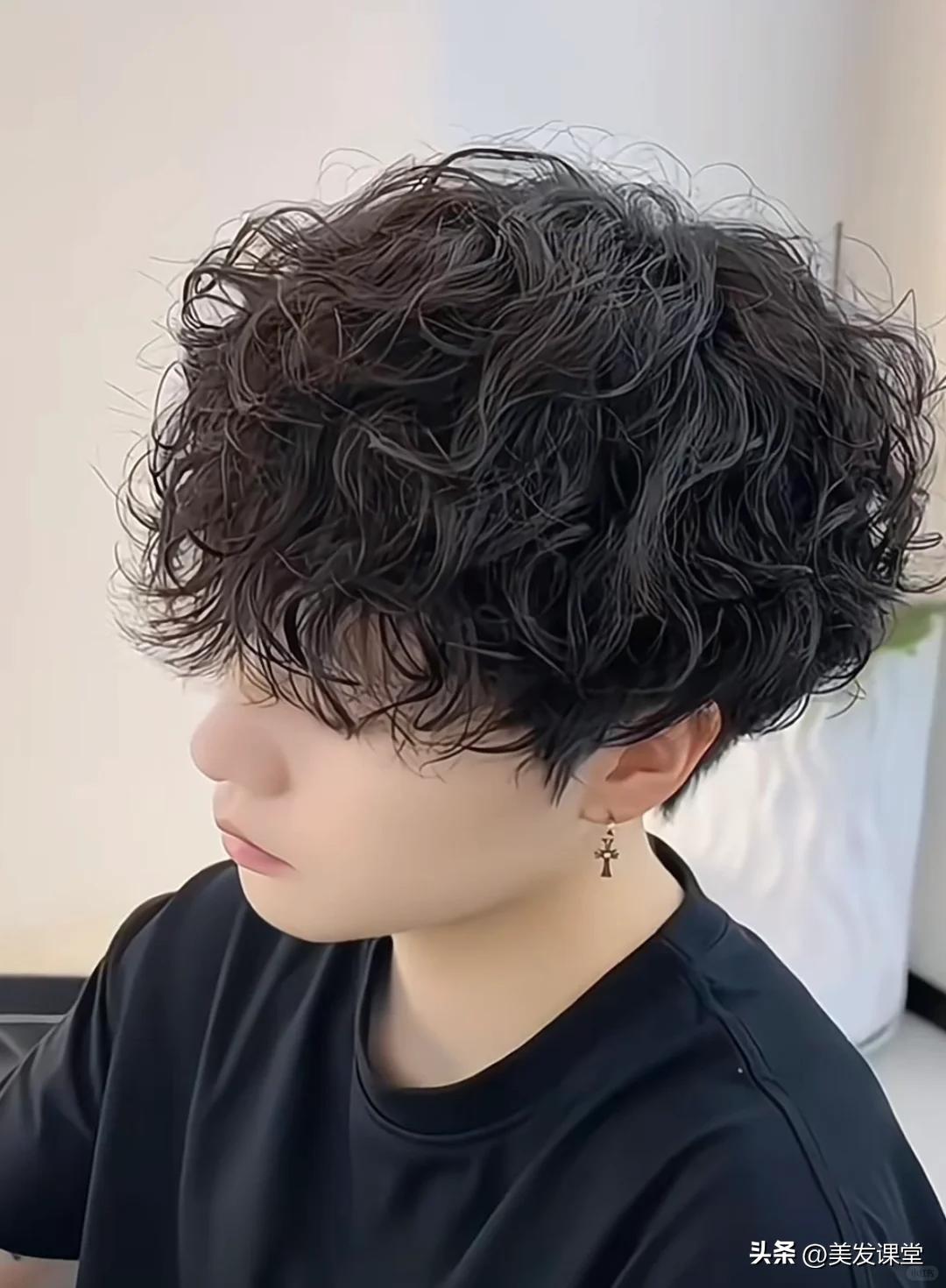 男生必看烫发大全 ： 2025最火烫发发型大盘点 ，超全面的发型解析