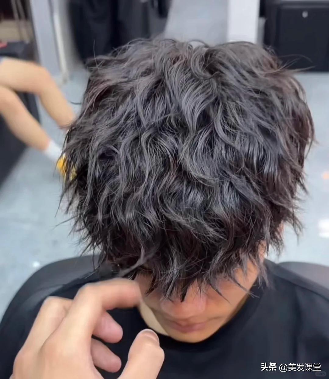 男生必看烫发大全 ： 2025最火烫发发型大盘点 ，超全面的发型解析