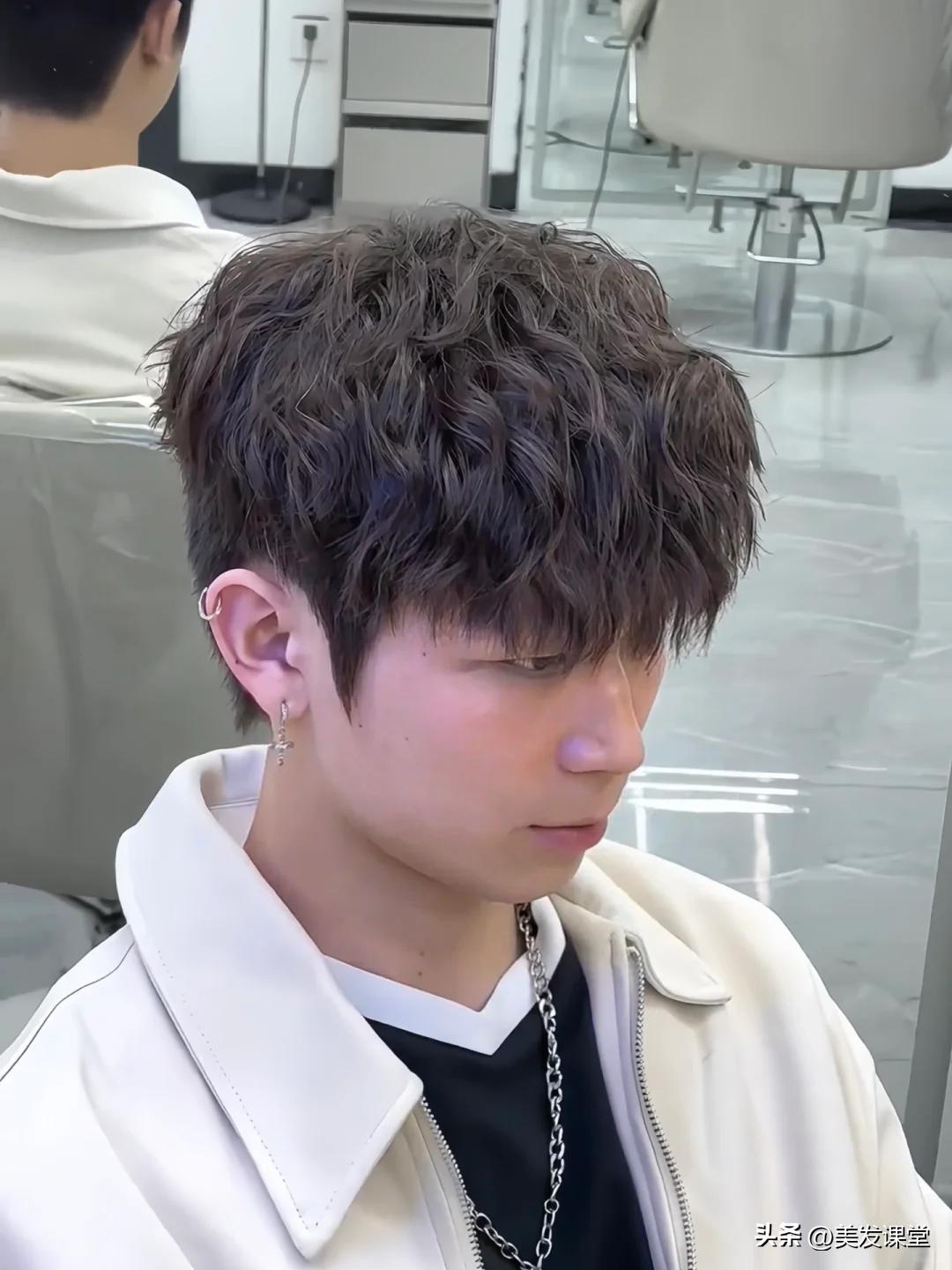 男生必看烫发大全 ： 2025最火烫发发型大盘点 ，超全面的发型解析