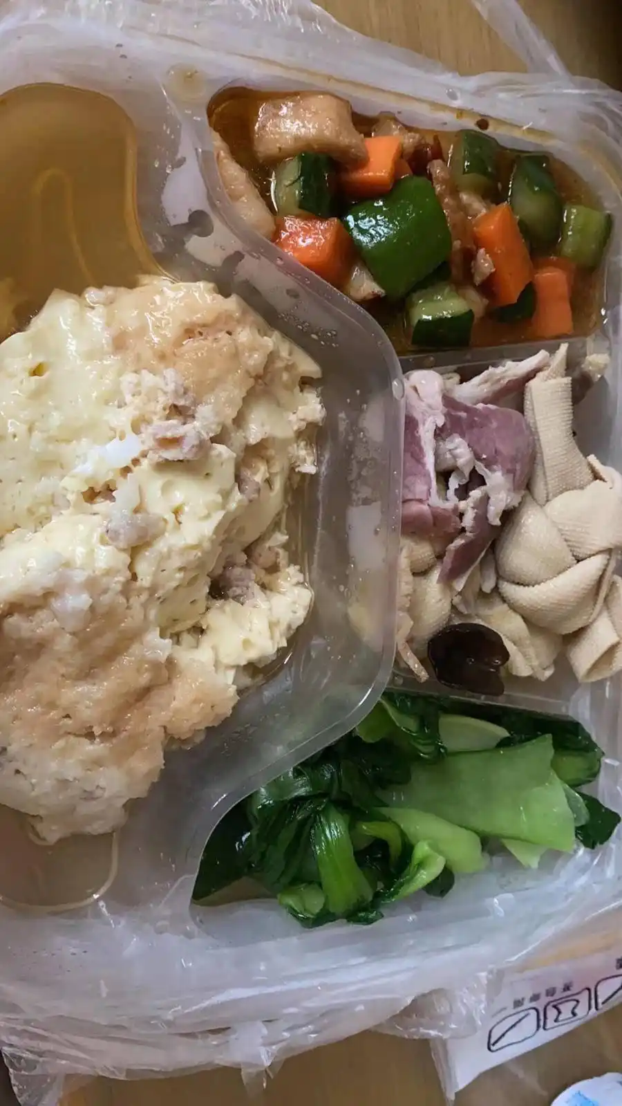 同是到上海迪士尼游玩，为什么隔离要求差距这么大