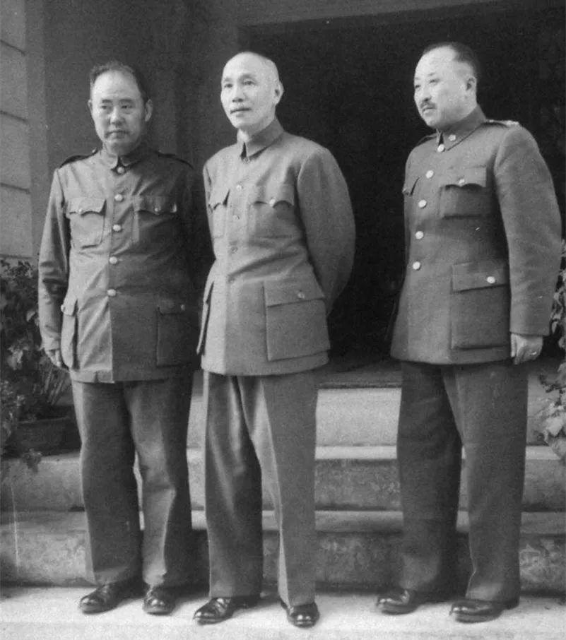 傅作义十万大军突袭，西柏坡告急，毛泽东：看我四则电讯退敌