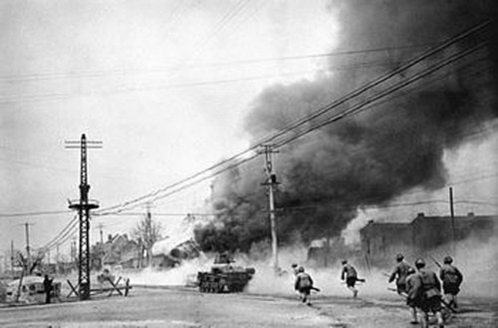 傅作义十万大军突袭，西柏坡告急，毛泽东：看我四则电讯退敌