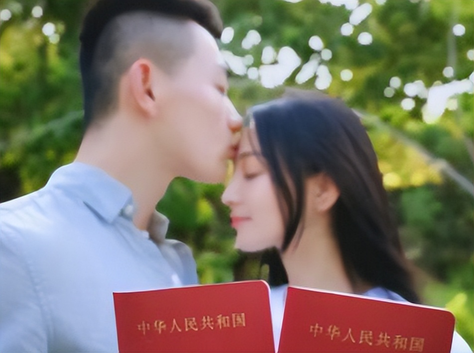 张馨予现在已经远离娱乐圈纷争,嫁入平凡,她的清醒,很少人看懂