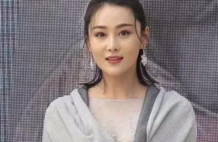张馨予现在已经远离娱乐圈纷争,嫁入平凡,她的清醒,很少人看懂