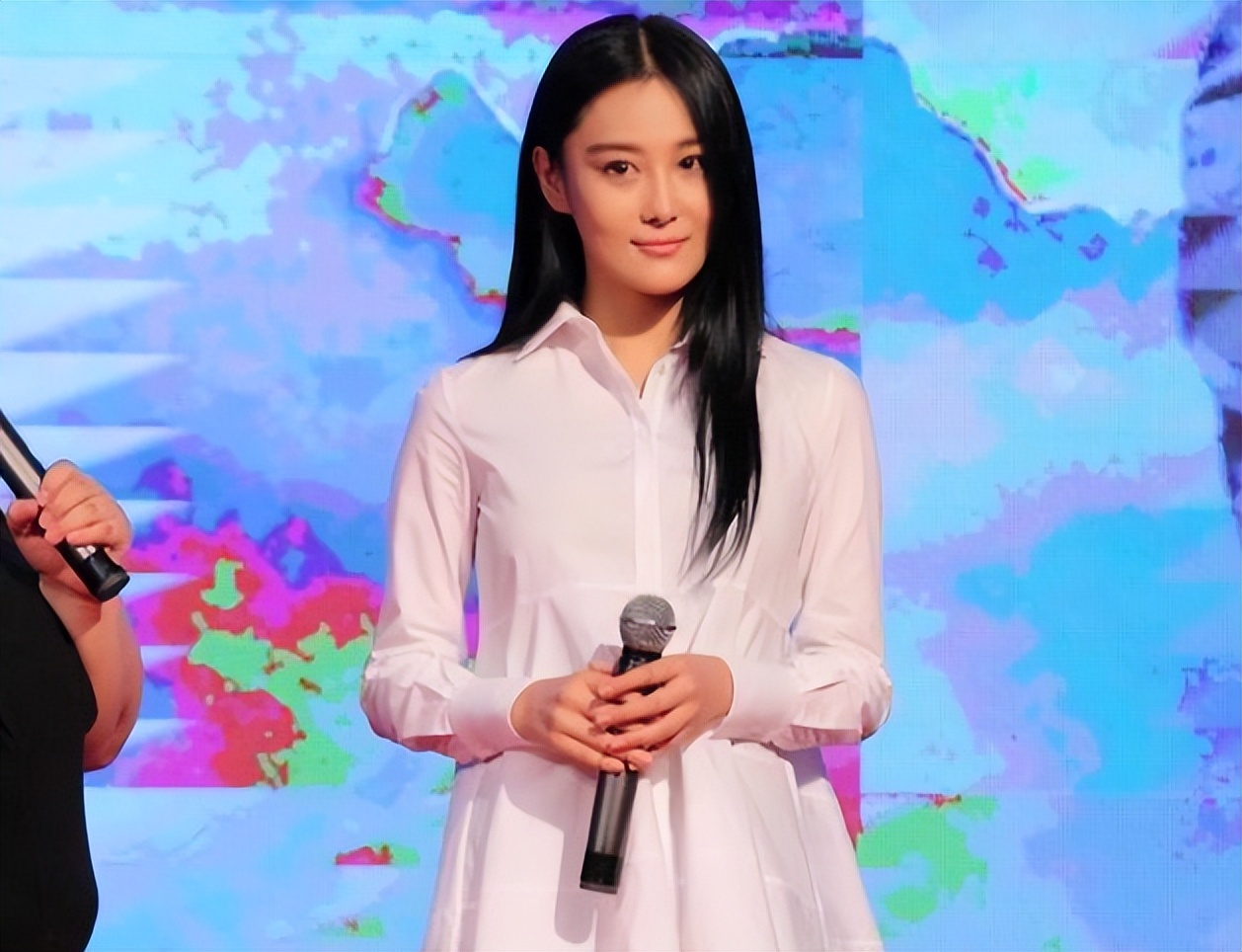 张馨予现在已经远离娱乐圈纷争,嫁入平凡,她的清醒,很少人看懂