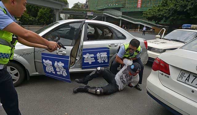 交警教你3句话,遇碰瓷党不用怕,轻松应对,让对方落荒而逃!