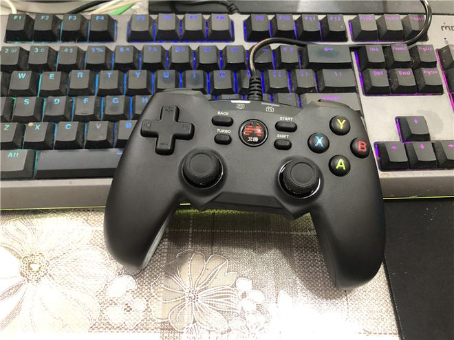 PC玩家首选的游戏手柄-北通蝙蝠4游戏手柄