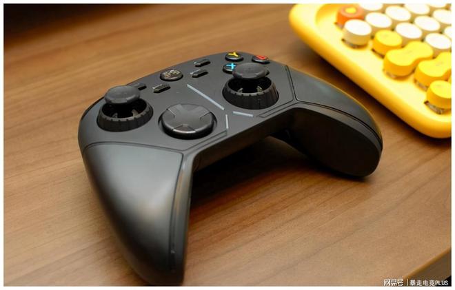 赛博朋克2077正式发售，光靠键鼠可不行，试试北通阿修罗3