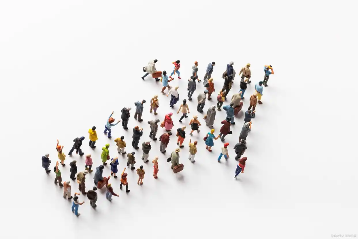当群体思维吞噬理性：为什么人多却未必力量大？