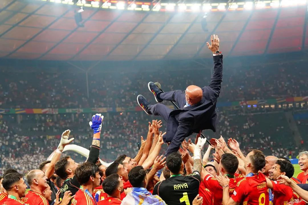 啥叫含金量？西班牙踩着四个世界冠军，带回第四个欧洲冠军！