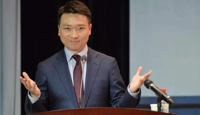 2026央视主持人阵容大调整！2人上桌，1人下桌，康辉董卿退居幕后