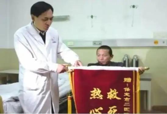 男子因无力支付手术费，自锯双腿，12年后现状如何？