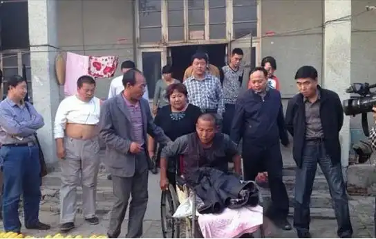 男子因无力支付手术费，自锯双腿，12年后现状如何？