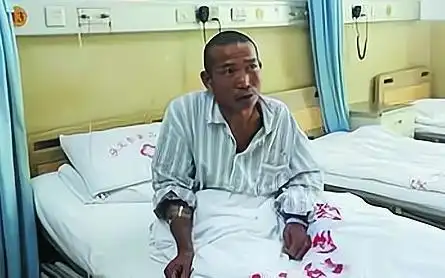 12年前因无钱治疗在家锯腿求生的河北男子，现在过得如何？