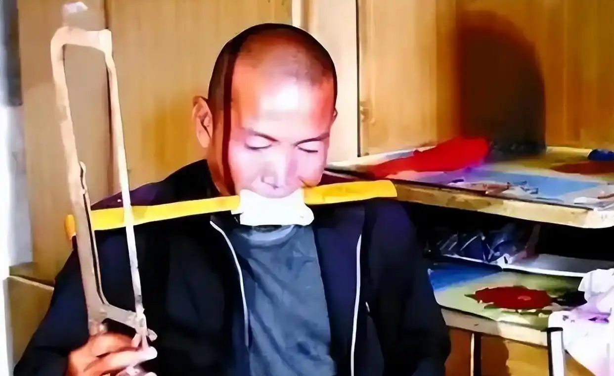 12年前因无钱治疗在家锯腿求生的河北男子，现在过得如何？