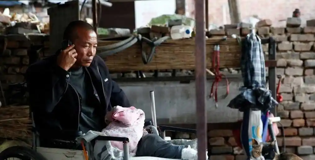 12年前因无钱治疗在家锯腿求生的河北男子，现在过得如何？