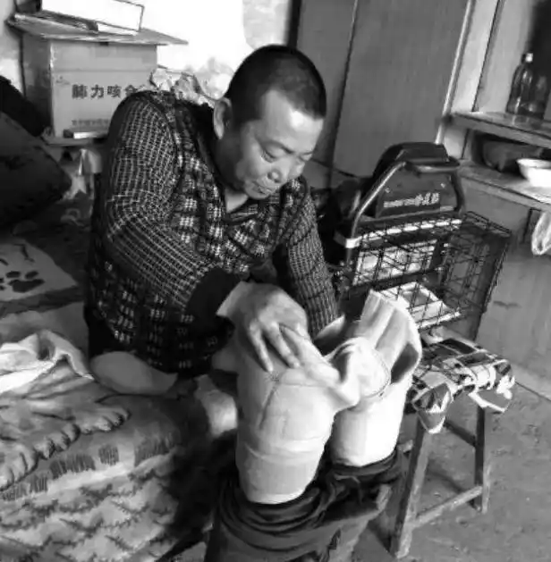 12年前因无钱治疗在家锯腿求生的河北男子，现在过得如何？