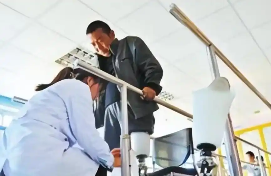 12年前因无钱治疗在家锯腿求生的河北男子，现在过得如何？