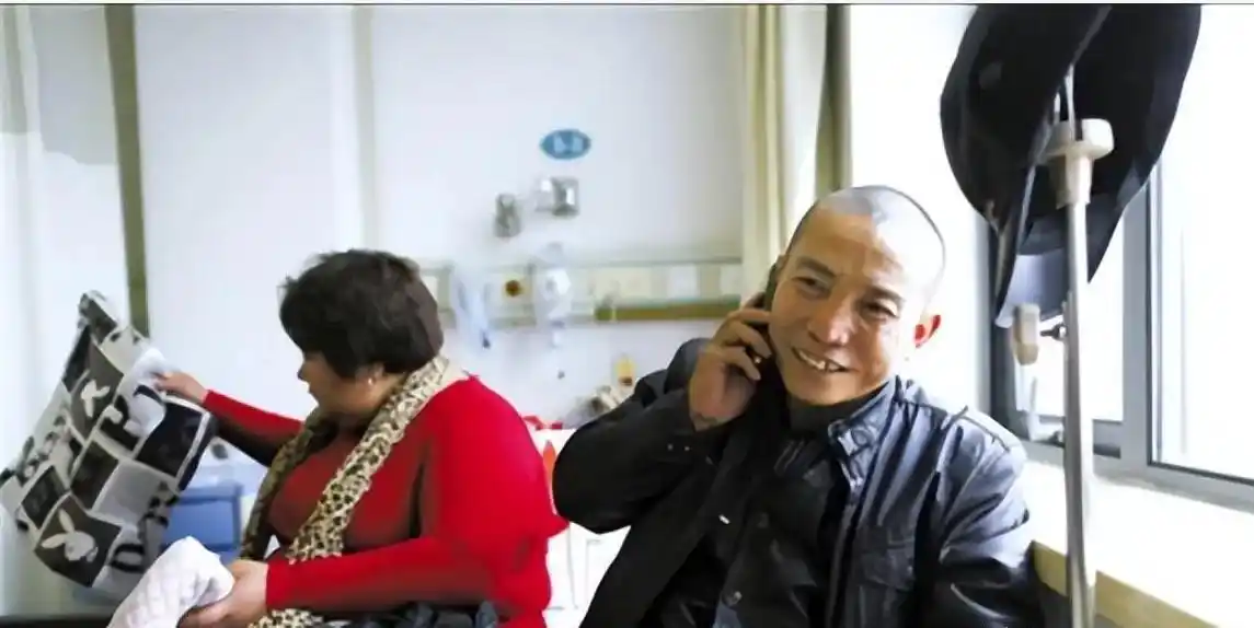 12年前因无钱治疗在家锯腿求生的河北男子，现在过得如何？