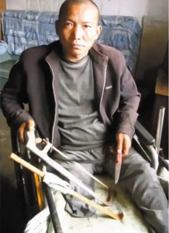 河北男子拿不出100万手术费，回家自己锯掉双腿，12年过去怎样了