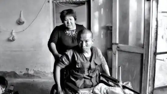 河北男子拿不出100万手术费，回家自己锯掉双腿，12年过去怎样了