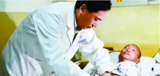 河北男子拿不出100万手术费，回家自己锯掉双腿，12年过去怎样了