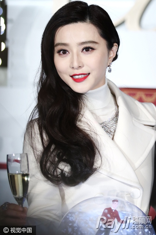 李嫣再爆神模仿视频！还和鬼怪新娘“撞项链”